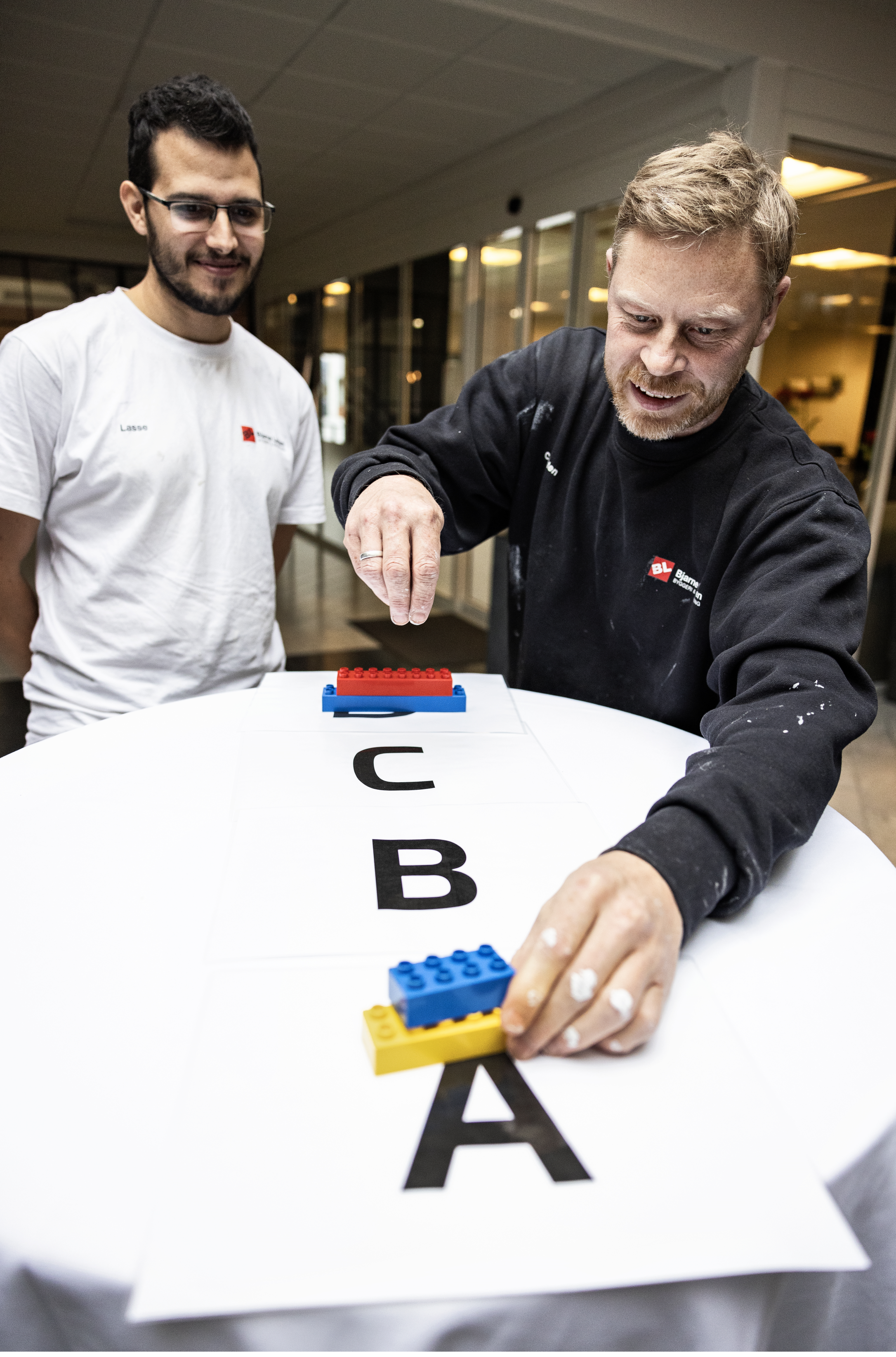 Byggefirmaet Bjarne Larsen ApS i Egtved har de for nyligt ansat deres første kvindelige håndværker. På sigt vil de gerne have flere kvinder i virksomheden, og det har fået partner Simon Hulsrøj Larsen til at tænke over omgangstonen på arbejdspladsen. Derfor arbejdede de på Danmarks Mentale Sundhedsdag med nye redskaber til god kommunikation.