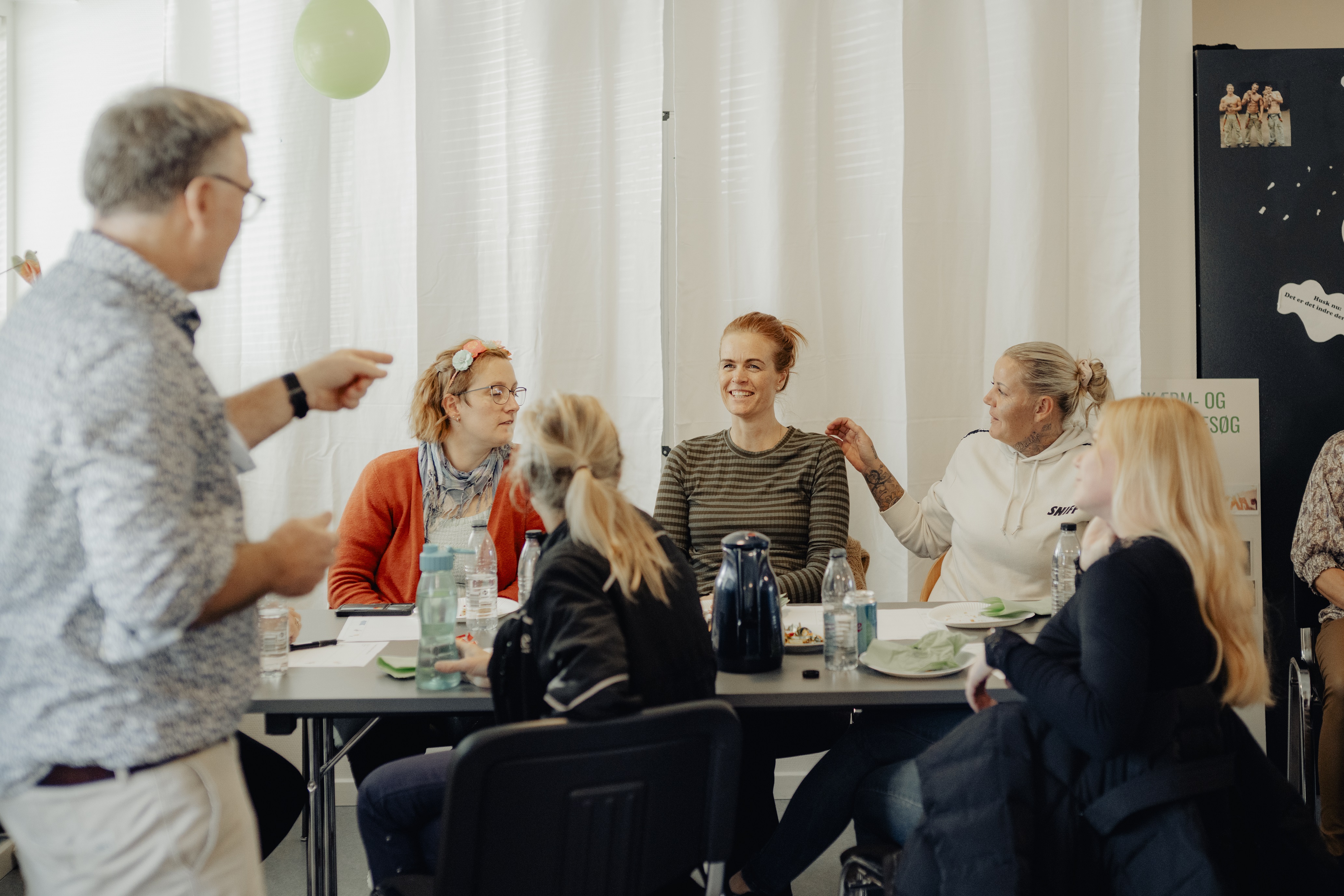 I distriktet Vinding-Mølholm ved Vejle har hjemmeplejen haft besøg af en HR-konsulent, som fortalte om 24 personlige styrker. Derefter fandt de saks og papir frem og kreerede en badge med deres egne styrker til at sætte på uniformen.
